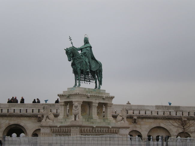 漁夫の砦にやってきた。<br />聖イシュトバーンさんの銅像が立派。