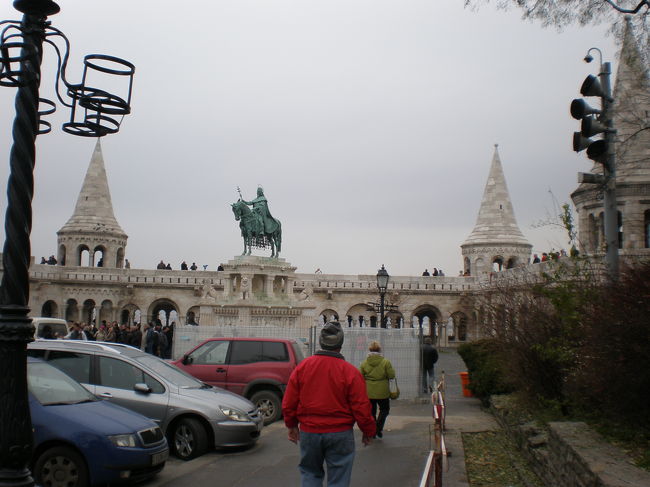 先にズームで銅像をアップしたが、周辺はこんな感じ。<br /><br />車、見物客ともに多い…