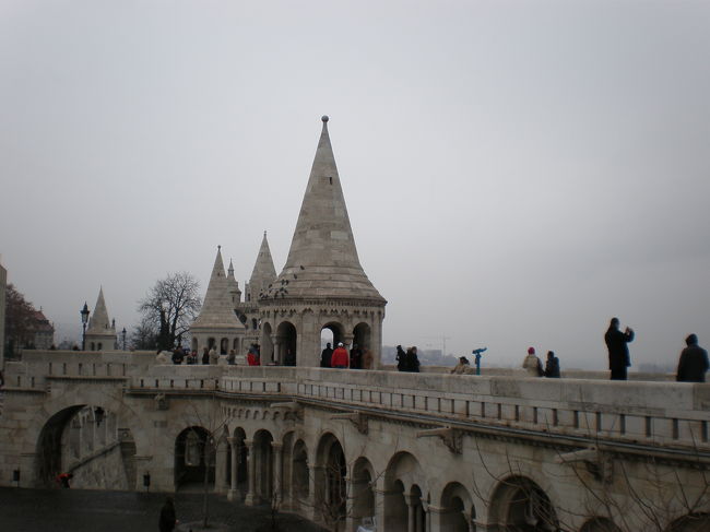 漁夫の砦をそぞろ歩く。<br /><br />天気はいまいちでも、対岸のペスト側の眺めはほんとにいい！