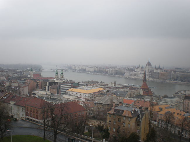 ブダ側の王宮の丘のふもと、ドナウ川、ペスト側の国会議事堂などなど。<br /><br />天気が悪い悪い…と思いながらも、写真だけは撮りまくった。