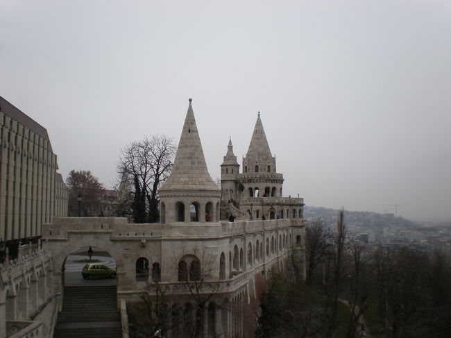 下りたり上がったりもできる、この漁夫の砦。<br />端から端まで歩くと、結構距離がある。