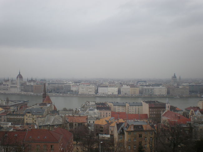 ちょうど平行線。<br />ドナウ川をはさんで、ブダペストは、ブダとペストなんだなぁ、と改めて思う。