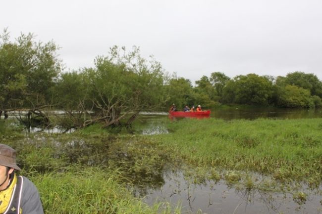 赤いカヌーが通り過ぎていきましたが、会ったのは後にも先にもこの一艘だけでした。