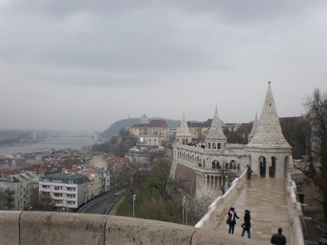 歩いてきた道を。<br />端から端まで歩いた。<br />高台から見るこの景色が1番気に入ったかも。<br />もちろんドナウ川をはさんだ風景もいいけどね。