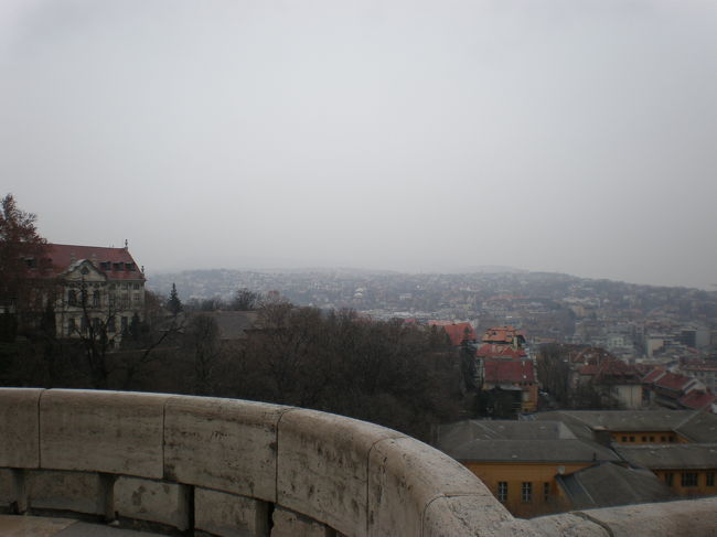 自分で撮った写真ながら…<br />たぶん、漁夫の砦の端から、ブダ側の街並みを。<br />また違った雰囲気。