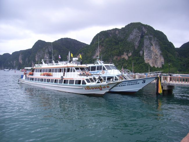 5月3日<br /><br />今日はマヤベイなどを巡る１day boat tripに参加の予定だったが、昨日の夜からお腹の調子が悪い。食あたりになったようだ。痛みはないが、下痢がとまらない。非常に楽しみにしていたマヤベイ。絶対いきたかったので、2時半に出発するHalf day tripに変更できないかだめもとで聞いてみた。するとあっさりOKの返事。そして差額分まで返してくれた。<br />ホテルに戻り、回復するよう、横になった。