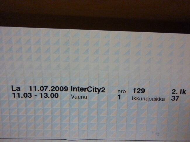 まずはヘルシンキからトゥルクを目指します。<br />InterCity2 Helsinki(11:03)-Turku(13:00)<br />28.40ユーロ。<br />Vaunuは車両、Ikkunapaikkaは座席です。<br />フィンランドの地下鉄、トラムなどの駅、街の道はフィンランド語とスウェーデン語の併記になっています。　ちなみに、Helsinkiはスウェーデン語でHelsingforsと表記されています。　