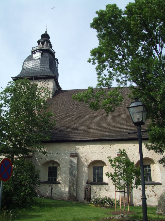 ムーミンワールドまでは標識があってその通りに歩いて行きます。　途中、教会がありました。