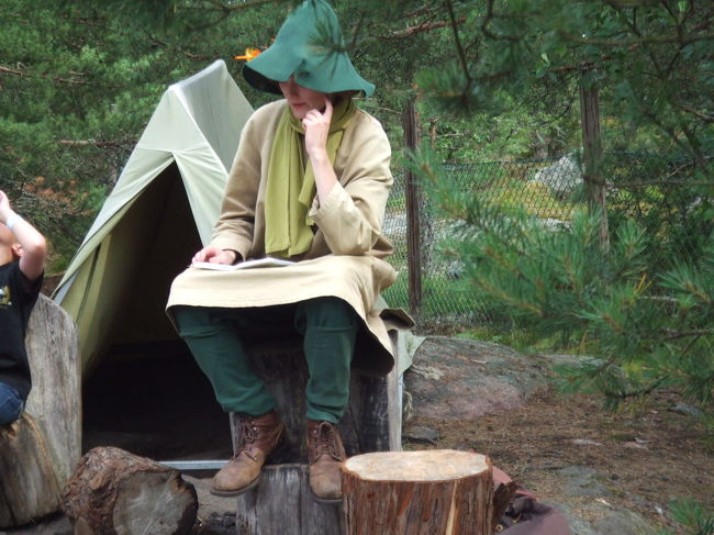 Snufkin's Camp にスナフキンがやってきて物語を読み聞かせてくれます。