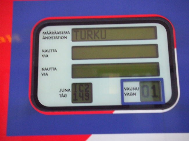 車両にはこの様に行き先と車両番号などが表示されています。　英語の表記はありません。