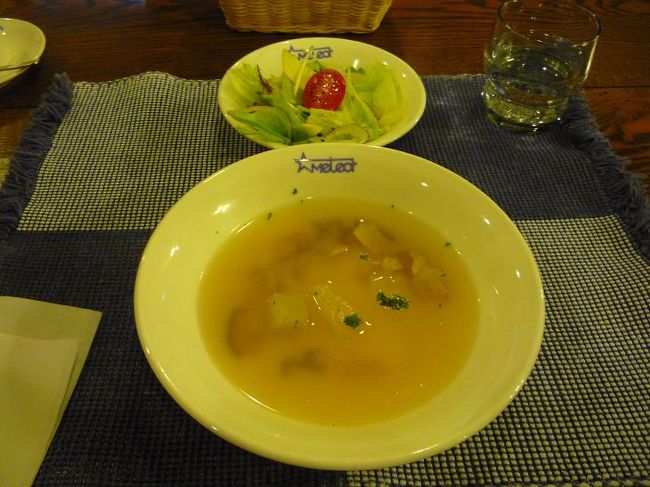 いよいよ夕食です　　サラダとスープ