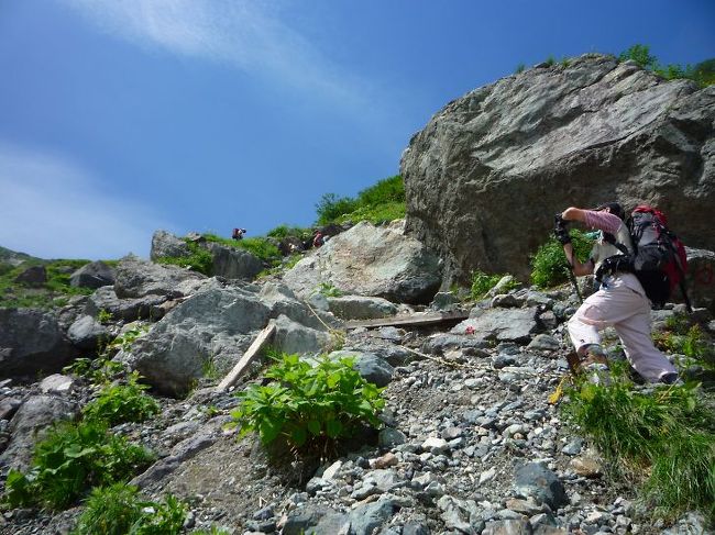 太ももが痙攣！　薬を飲んで休んだら痙攣は治まったけれど、モチベーションが･････。　<br />皆さんに迷惑掛けるのも嫌なので、ここでリタイアすることにしました、2175ｍで撤退です