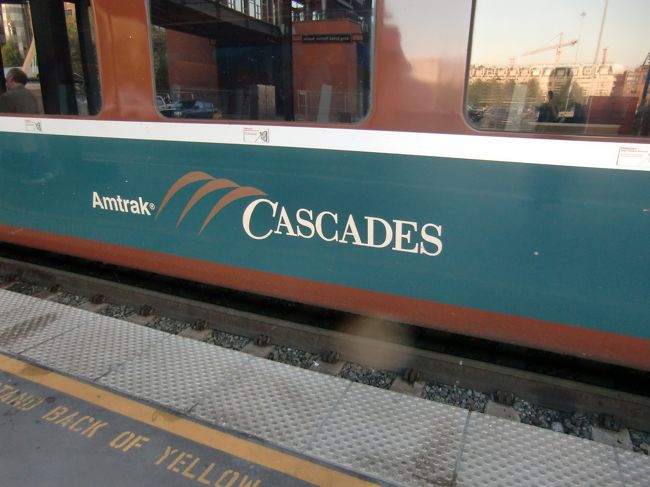 シアトルとバンクーバーを結ぶ列車は、アムトラック・カスケード号。<br /><br />シアトル7:40発　バンクーバー11:35着<br />バンクーバー発17:45発　シアトル22:05着<br />の1往復が運行されています。