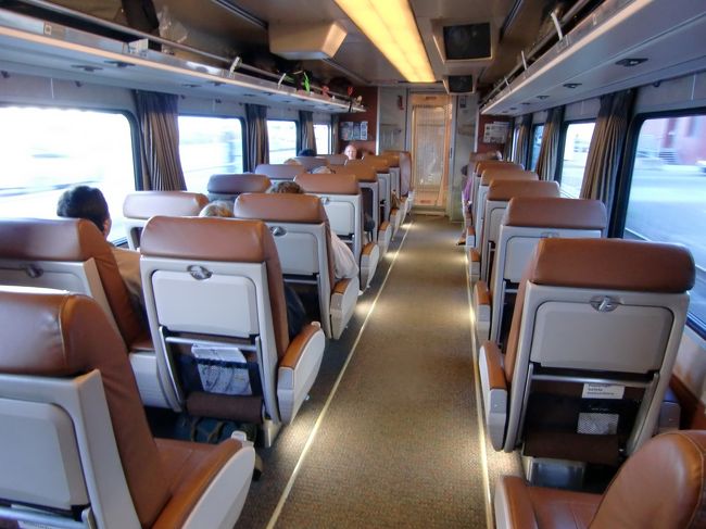 ビジネスクラスの車内です。<br />片側2人掛け、片側1人掛けの1列3人。<br />革張りシートでゆったりと片道約4時間を過ごせます。<br /><br />ビジネスクラスは片道+13ドルですが、チェックイン、列車への乗降、入国審査など、全てが優先されます。<br /><br />考え方次第ですが・・・、<br />入国審査に時間をかけずに滞在時間をキープして楽しむか、<br />入国審査に時間がかかってでも、出費を抑え、26ドル分多く買い物するか。<br />よく考えて座席を選択するのが良いと思います。