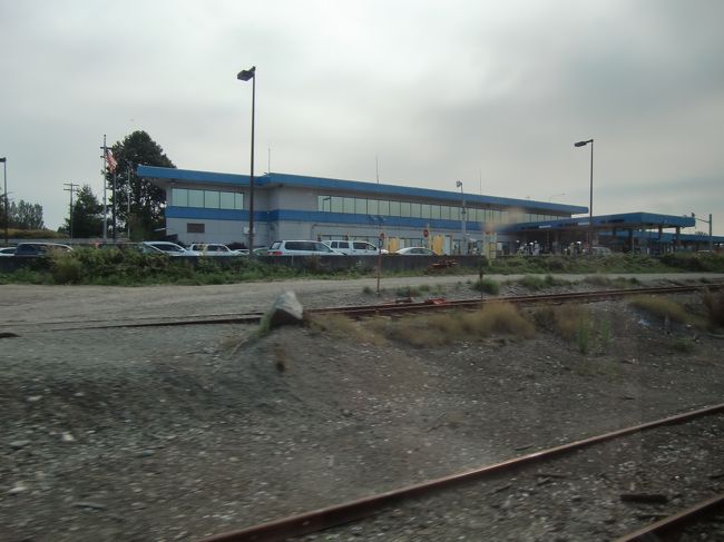 列車はバンクーバーへ向けて北上。<br />途中、アメリカとカナダの国境を通過します。<br /><br />国境越えをする車は大行列・・・。<br />（どのぐらい時間がかかるんでしょう？）