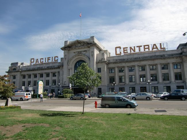 定刻より少し遅れて、バンクーバー・セントラルパシフィックセントラル駅に到着。<br />列車を降りて、カナダ入国審査を受けます。<br />（必要書類は車内で配布されます。）<br /><br />駅前にある、スカイトレインのMain駅から市内中心部へ移動。