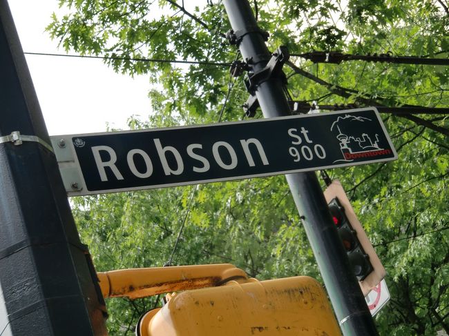 ショッピング街の中心、ロブソン通りへ。<br />デパート、ファッションビル、レストラン等、賑やかな場所でした。