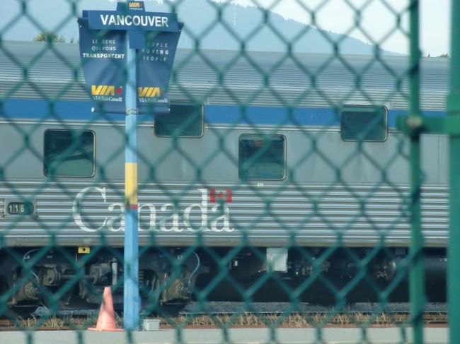 僅か1日（実質5時間弱）ですが、バンクーバーのごく一部を楽しんだ後、シアトルへ戻ります。<br /><br />出発1時間前から手続きが開始。<br />バンクーバー駅でアメリカ入国審査を受けて乗車します。（チェックイン時にアメリカの税関申告書が渡されます）<br /><br />既にアメリカへの入国審査を終えているので、カスケード号が停車中のホームは、柵でカナダ側と区切られています。