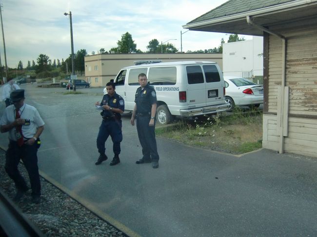 列車はシアトルへ向けて南下。<br />カナダとアメリカの国境で列車は停車し、税関のチェックが始まります。<br /><br />税関申告書を渡して、質問を受けて・・・。<br />ま、空港の時と同じですね。