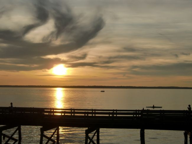 帰りの車窓は綺麗ですよ。<br />ちょうど夕暮れの時間帯に海沿いを走るんです。<br />（当然、時期にもよりますが）<br /><br />言葉は要りません。<br />海に沈む太陽を眺めるだけ。<br />それだけで、この旅は満足しちゃいます。<br /><br />今度は日帰りではなく、ゆっくりとバンクーバーを散策したいですね。