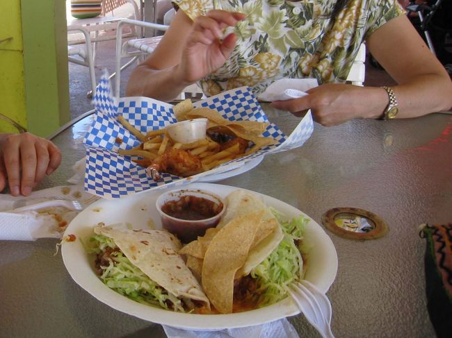 WaimeaにあるShrimp Stationでランチ。ココナッツフレークのシュリンプにタコス。