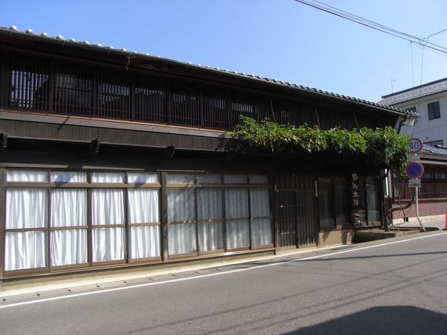 今は、サッシに変わっていますが商家だったのか間口の広い家です。