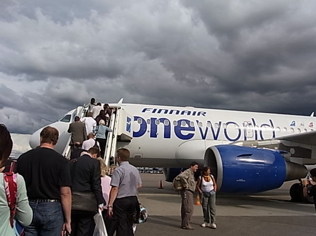 ヘルシンキからストックホルムまでは約40分<br /><br />タラップを登って小型の飛行機へ乗り込みます。<br />アジア人少ない！！