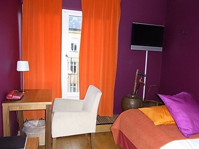 部屋は狭いですがストックホルムの中心から２つ目の地下鉄の駅から程近く、大通りからは少し奥まった所にあるので静かに過ごすことができ中々良かったです。<br /><br />おしゃれインテリアにも北欧に来た感あり。