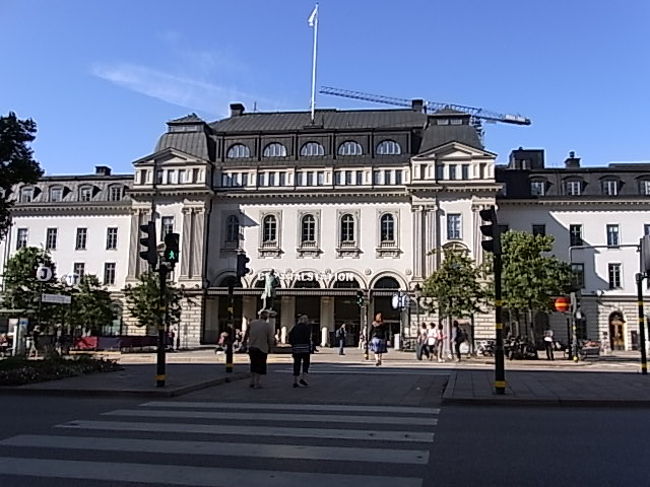 翌朝早速ストックホルム散策へ<br /><br />ホテルの最寄り駅からT-Centralenまで切符を買おうとすると、まだ売店が開いていなかったのでフリーで地下鉄に乗せてもらえました！ラッキー☆<br /><br />ストックホルム中央駅<br />地下鉄の中心の駅であるT-Centralenには地下道で繋がっていますが、降り口を間違えるとかなり遠回りに。。<br /><br />バスターミナルにも繋がっていてかなり大きな駅です。中央駅にある観光案内所はパソコンが数台置いてあるだけなので、チケットの販売などは街中の観光案内所へ。