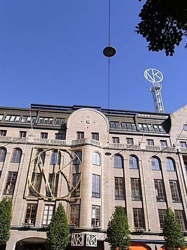 NKデパート<br /><br />営業時間が長く非常に便利なデパート。<br />隣にあるH&amp;Mと共に大変お世話になりました☆<br /><br />中央駅から地下で繋がっている所も便利。<br /><br />道路の向かいにある観光案内所でSTOCKHOLMカード３days（595SEK)を購入。<br />私の持っていた地球の歩き方が古かったせいもあると思いますが、観光案内所の営業時間は土曜日は10時からしか開いていません。歩き方に毎日8：00〜と書いてあったので行ってみるとまだ営業していませんでした。。