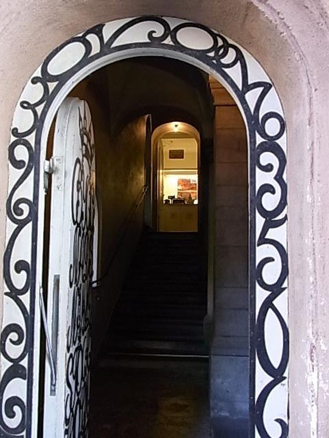 市庁舎にある塔へ<br /><br />１回３０人一人３０分までしか登れない為かれこれ２時間近く入場まで並びます。<br />夏とは言え日陰は寒く、半袖の人は鳥肌が立っていました。<br /><br />塔の入り口の不思議な数字。。<br /><br />入場はSTOCKHOLMカードでフリーパス。<br />カードの使用方法は最初に使用するところで日付などを入力してもらって完了。後は係りの人に見せるだけ。美術館などの入場料や地下鉄、バスなどの乗り物が無料になるので便利です。