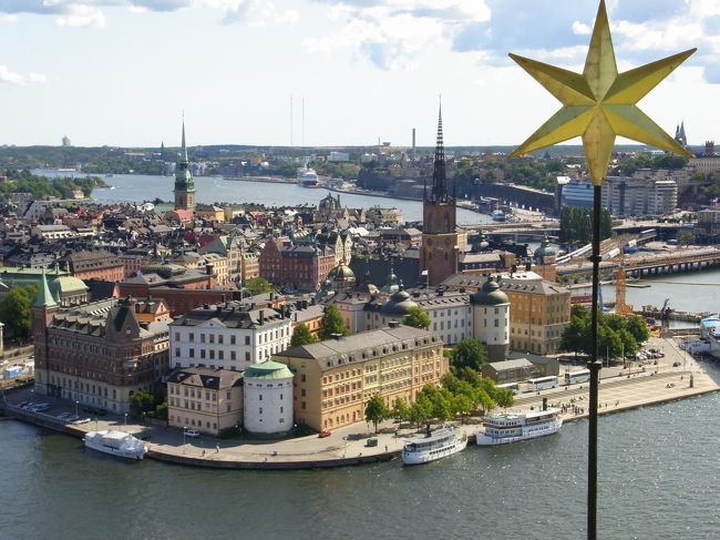 塔の頂上へ到着！！！<br /><br />旧市街ガムラ・スタンが一望の下に！！<br />私の持っている歩き方のスウェーデンの表紙はこんな感じ。