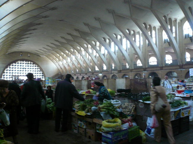 マシュトツ通りにある、自由市場<br />売ってるのは野菜とかナッツ類、食料品がほとんど<br />とても活気がある