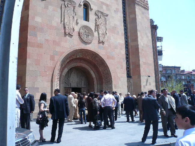 なにやら人がたくさん集まっている･･･