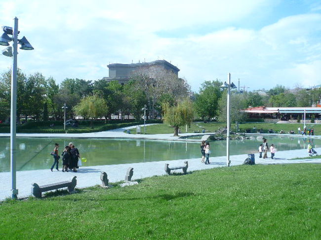 憩いの広場<br />とっても平和な雰囲気だったエレバン<br />外務省の危険情報には「注意してください」と書いてありますが、治安は日本と変わらないくらい良いのでは？と思いました。
