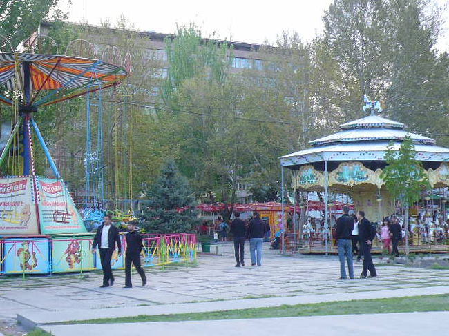 一駅だけ乗ってみて、降りたらみごとに道にまよった･･･<br />歩いてると謎の遊園地が。