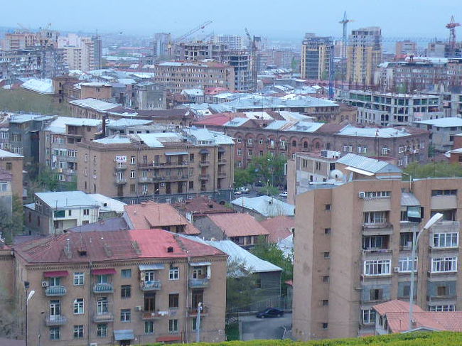 きれいな整然としたピンク色のなかに、<br />ところどころ、壊れた＆建設中の建物もみえる