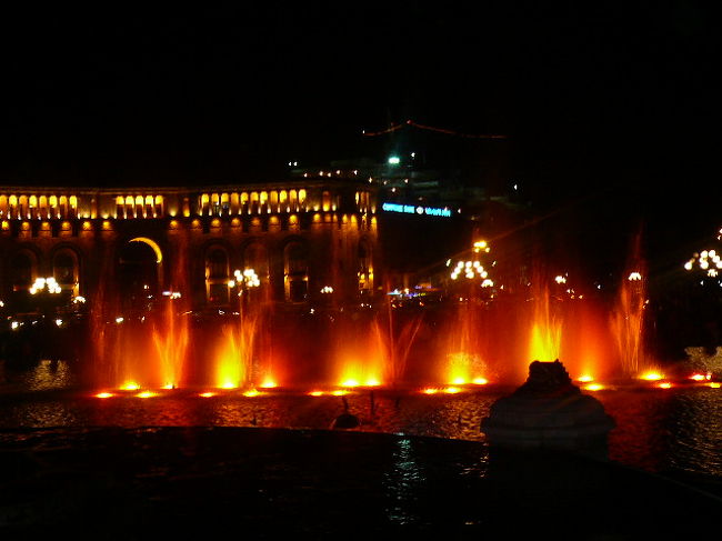 毎晩、人でにぎわってました。<br />この広場のまわりにマリオットホテルとか高級なホテルがある。