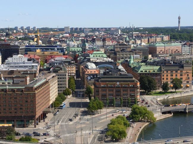 ストックホルムの中心部<br /><br />右端に見える塔がカクネス塔と言うスカンジナビア半島で一番高、高さ155ｍのテレビ塔。