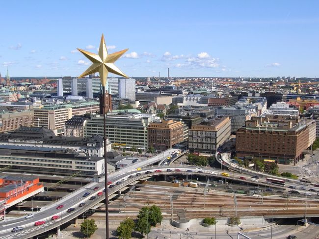 中央駅付近<br /><br />ストックホルムはヘルシンキと比べると人も交通量も多く大都会と言った感じがします。