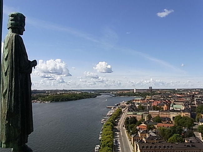 ストックホルムは大小合わせて14の島からなる湖に浮かぶ街。<br /><br />市庁舎の塔からの景色は正に絶景です。<br />２時間並ぶ価値はあると思います。