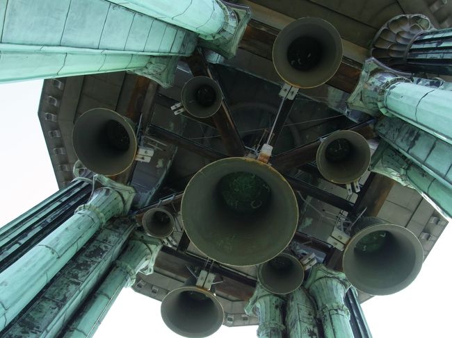 塔の一番上には鐘が付いていて時報の時間に真下にいるとびっくるするかもしれません。