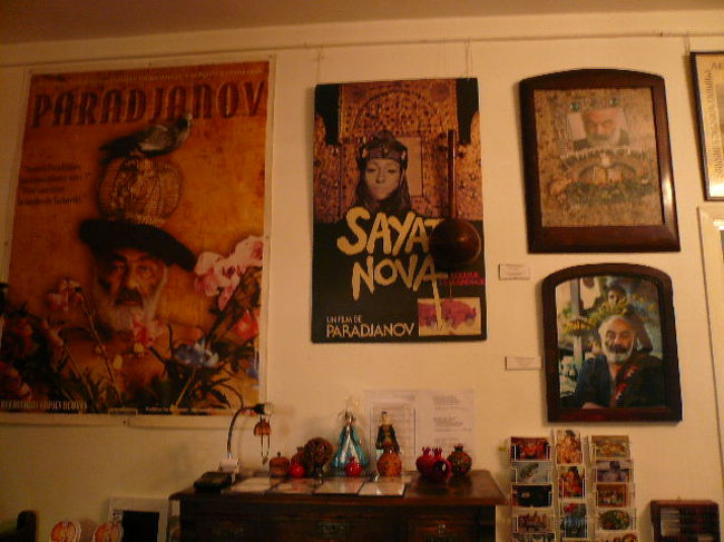 SAYAT NOVA(ざくろの色)ポスター<br />映画ポストカードと、ざくろの置物たち