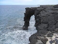 崖に岩のアーチがかかっています。

コレを見て、沖縄にある「万座毛」を思い出したのは私だけでしょうか？

