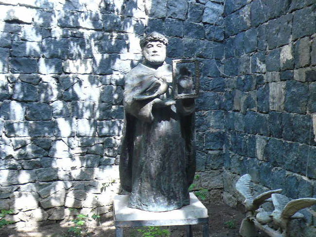 庭にあるマエストロ像