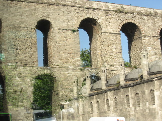 バスに乗り、まずはパムッカレで行くはずだった、<br />革製品のお店へ向かいます。<br /><br />水道橋をくぐっていきます。