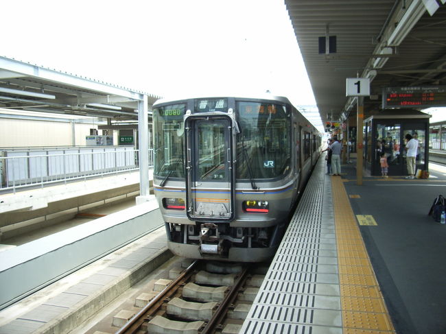 東舞鶴まではこの電車で向かいました。<br />ところが、山陰本線の下り列車遅延の影響を受けて、途中の綾部駅を10分ほど遅れて出発。<br />東舞鶴での接続時間は２分しかないのに、間に合うのか？<br />