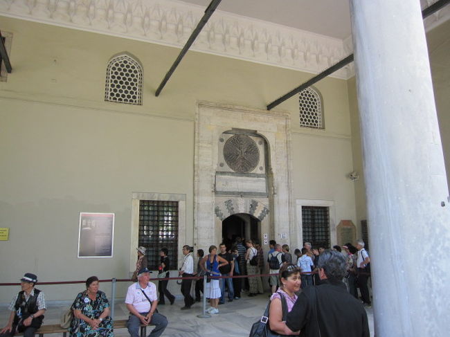 86カラットのスプーンダイヤ。<br />キラキラどころじゃない☆★☆<br />スプーンどころじゃない！<br />なぜスプーンというかは、全く宝石の価値のわからない青年が見つけて、スプーンと交換してほしいって交換したことからこの名前がついたらしい…確か。でもいろんな説があるみたいで・・・。<br /><br />柄に3つの大きなエメラルドがはめ込んであって、黄金の短剣。<br /><br />ダイヤやらエメラルドやらルビーやら目茶苦茶ついてる超豪華な乳母車、赤ちゃんベッド。<br /><br />キラキラの宝石満載で絶対使えない食器。<br /><br />ありえない豪華絢爛の用途のわからないものの数々。<br /><br />とにかく、眩いばかりの宝石のオンパレード。<br />説明書きが横にありますが、なんだかよくわかりません。あんまり凄過ぎて、途中からただのガラスに見えてきたのは私だけでしょうか？