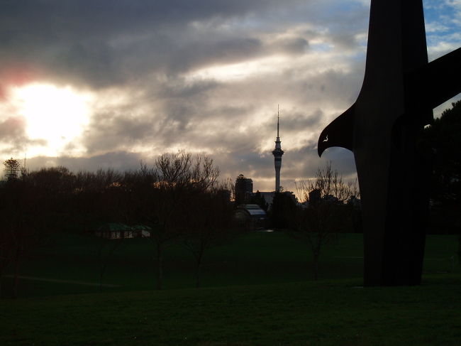 2005年7月19日<br /><br />オークランドドメインから<br /><br />おっきな公園です。<br /><br />中心部から歩いていけます。<br /><br />お散歩に最適。<br /><br />めっちゃサッカーしに行ってたなぁ。