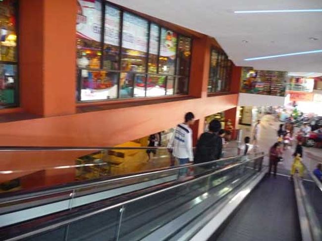 今日はお土産を買いまくる日と決め、<br />タクシーでデンパサールのカルフールにゴー。<br />発音だけど、「カルフール」は通じないみたいで｢カルプゥル｣のほうが通じる。<br /><br />カルフールはローカルから観光客まで賑わっていて、<br />かなり遊べるスポットのよう。